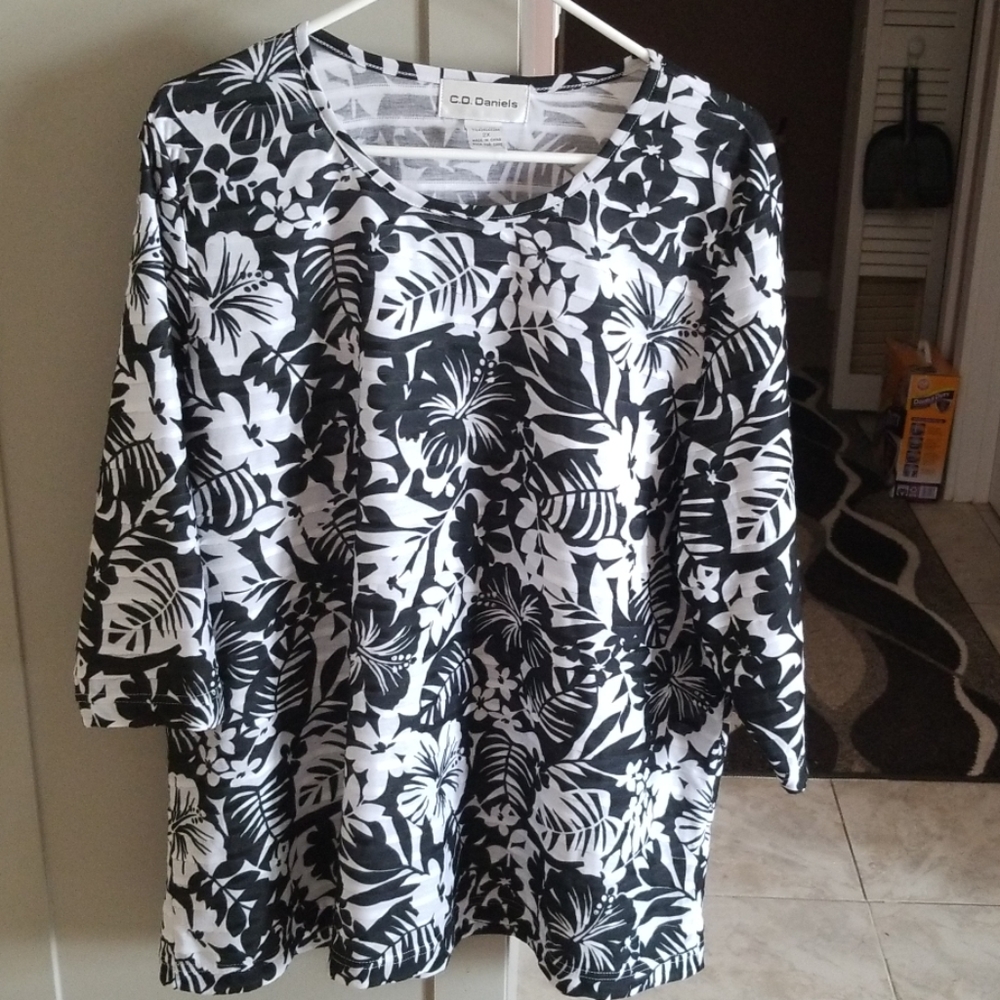 Women's 3/4 Sleeve Printed Shirt size 2x